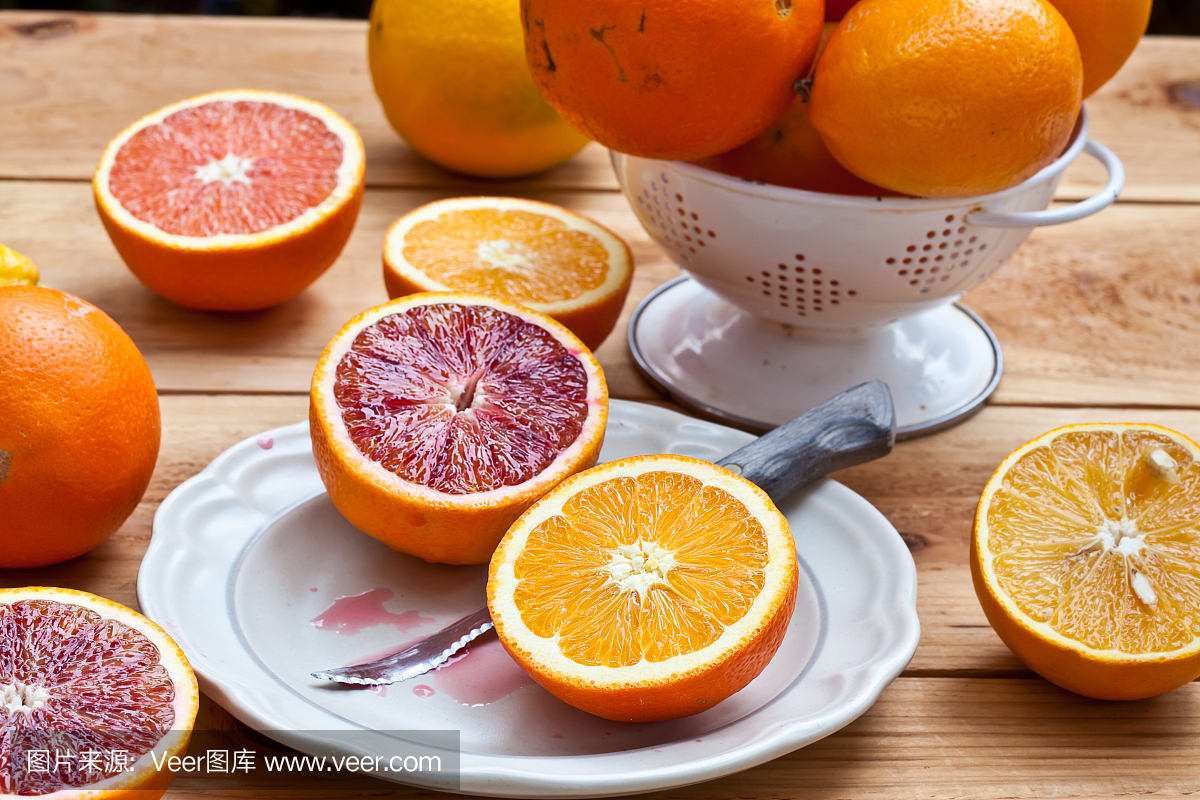在盘子上切下不同种类的橘子。