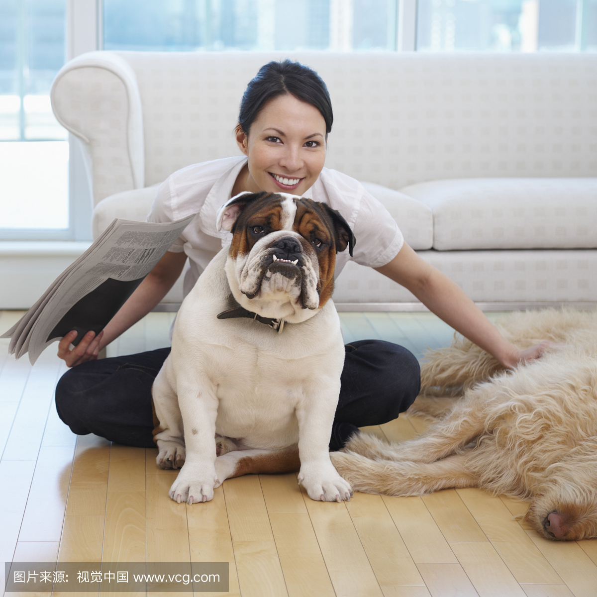 女人放松在家与狗