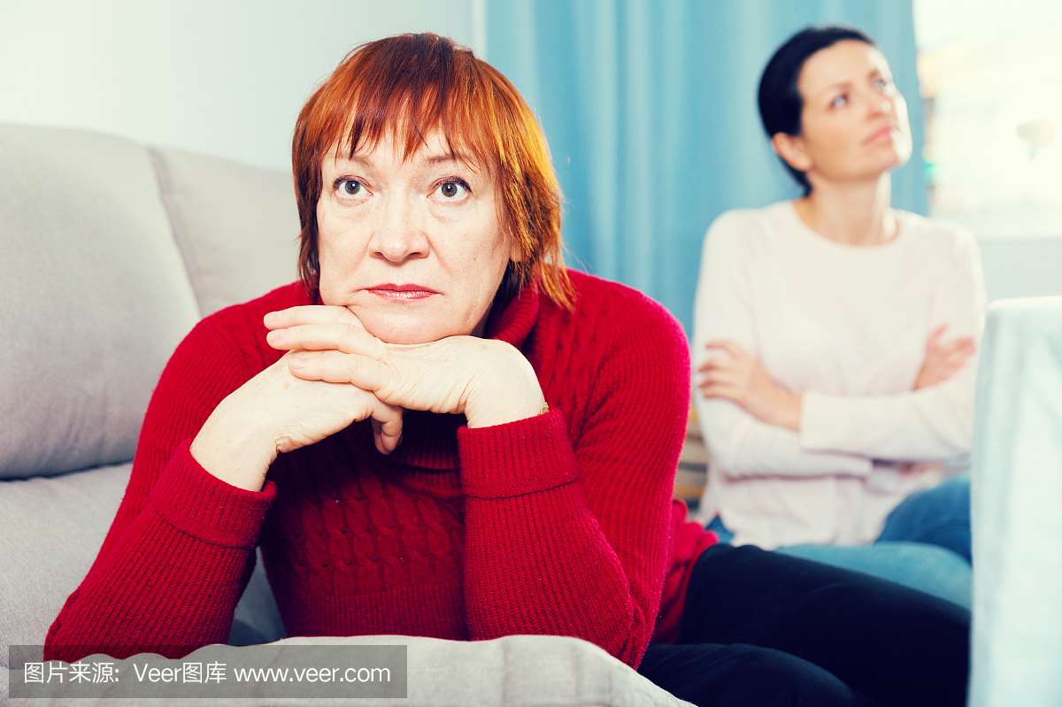 在家里冲突后坐在沙发上的不快乐的妇女