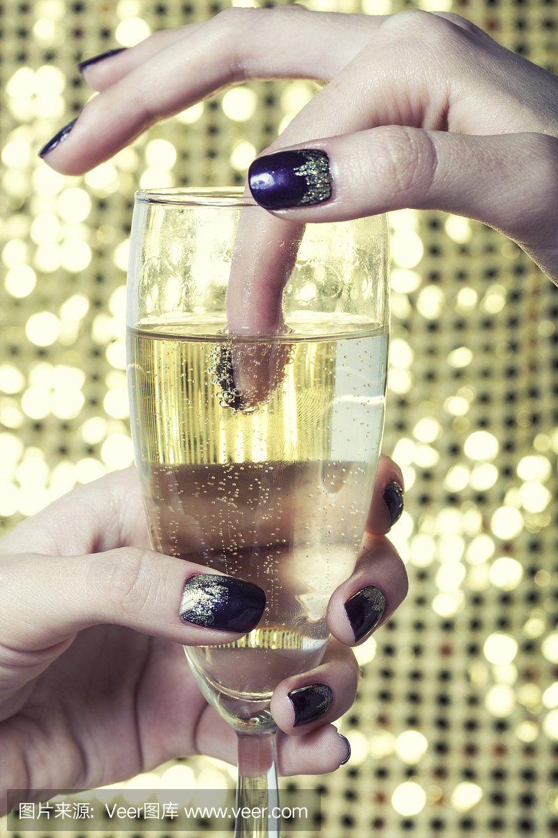 美容关闭照片手指与修指甲拿着玻璃