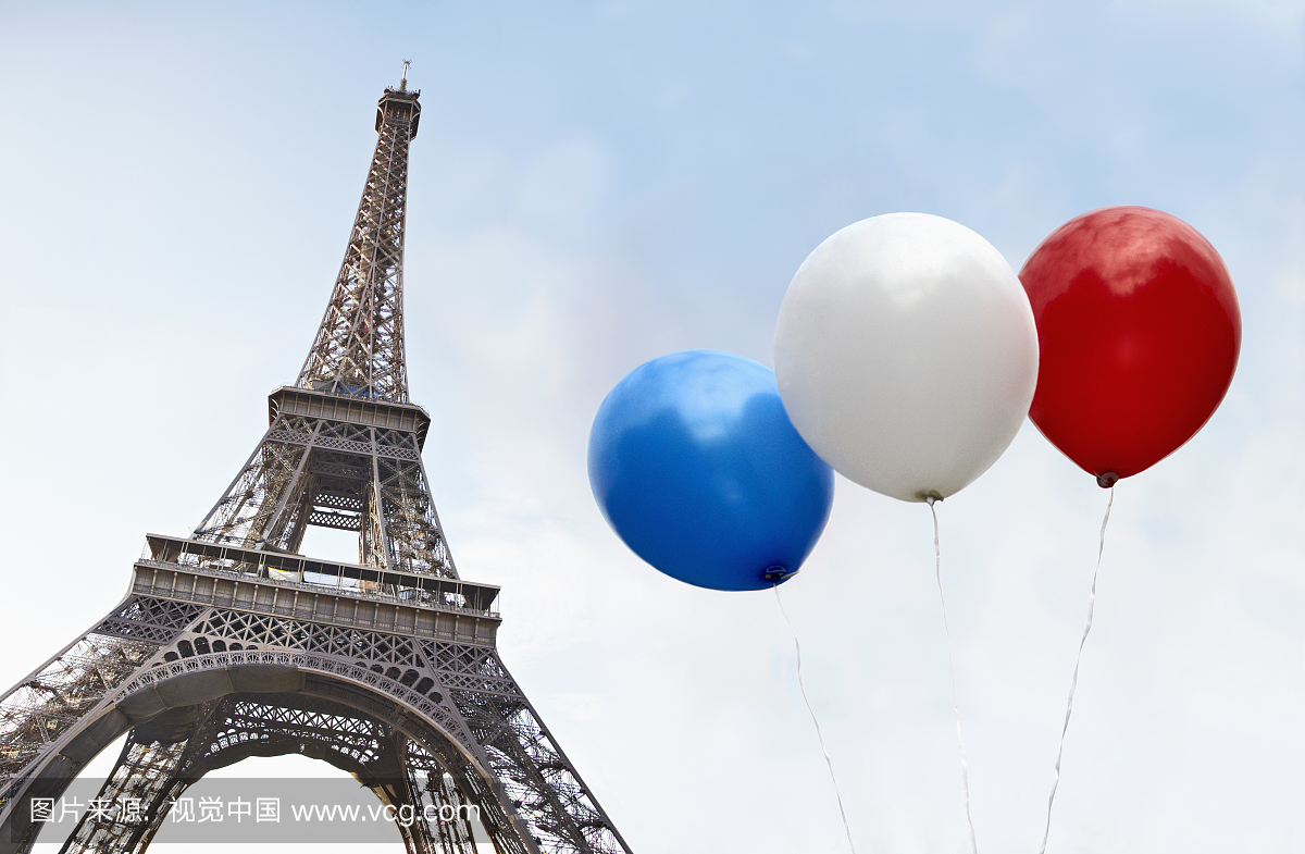 在埃菲尔铁塔前面的法国国旗的颜色气球