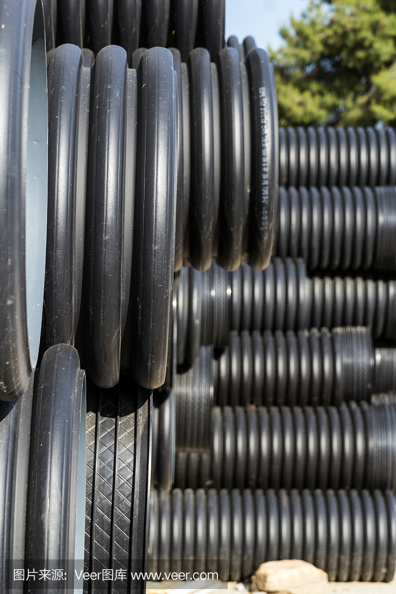 黑色下水道管道堆放,准备埋地。