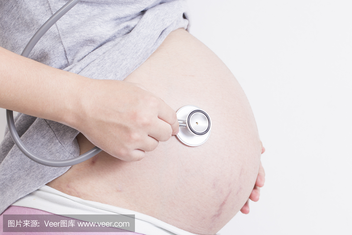 孕妇用听诊器听她的宝宝的心音