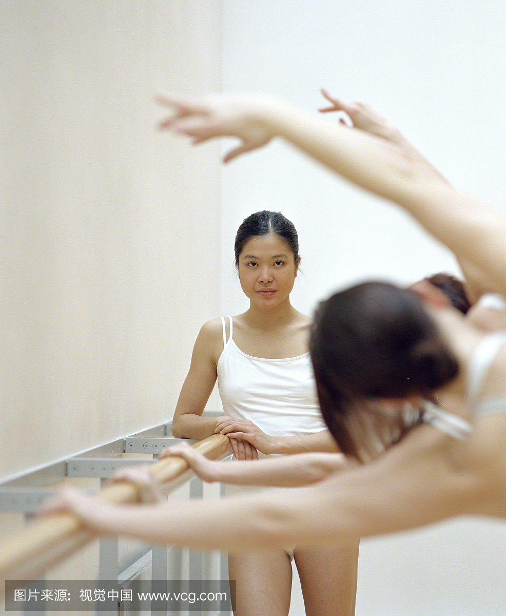 舞蹈工作室的年轻女子,靠练习轨道,肖像