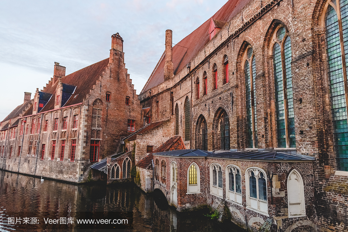 美丽的古代建筑和运河平静的水在布鲁日,比利