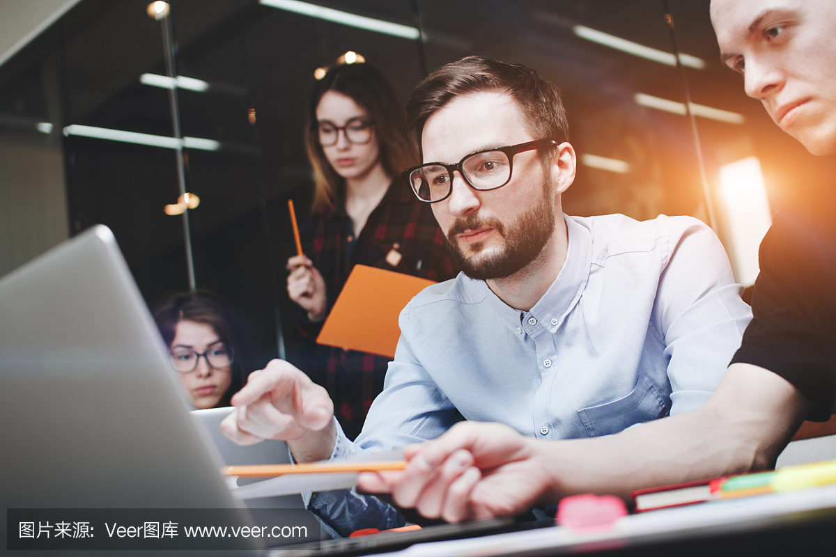 风暴的概念。通用设计笔记本在木桌上,论文,文