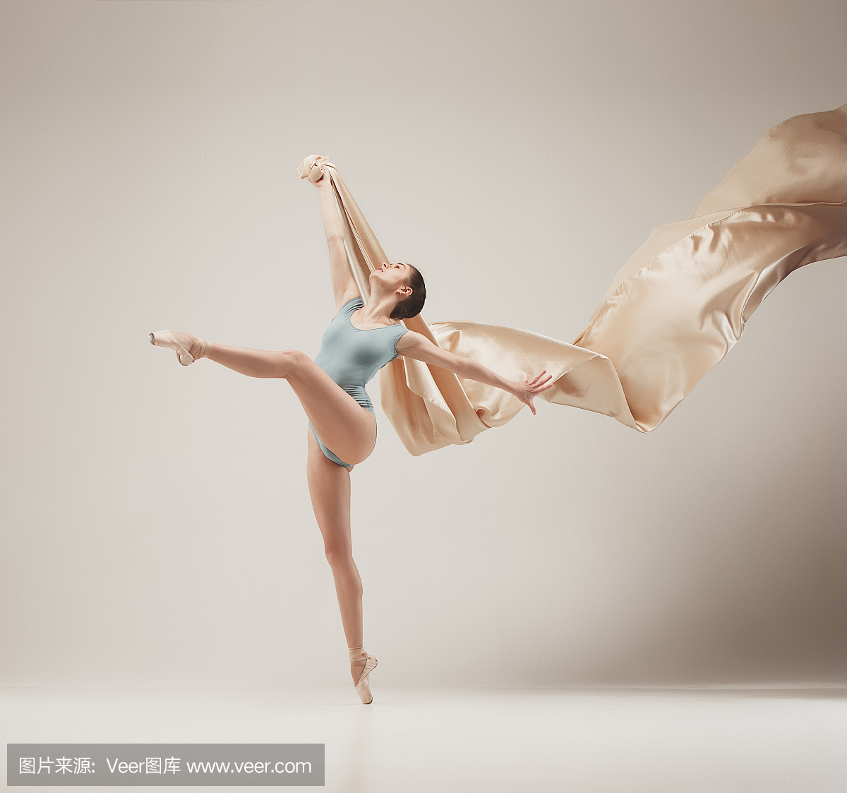 现代跳芭蕾舞者在白色工作室背景上全身跳舞