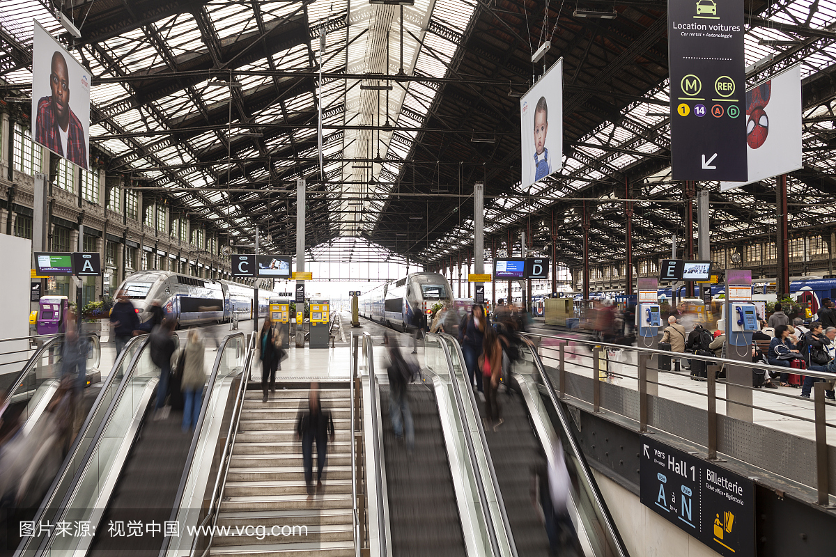巴黎一个忙碌的里昂火车站。