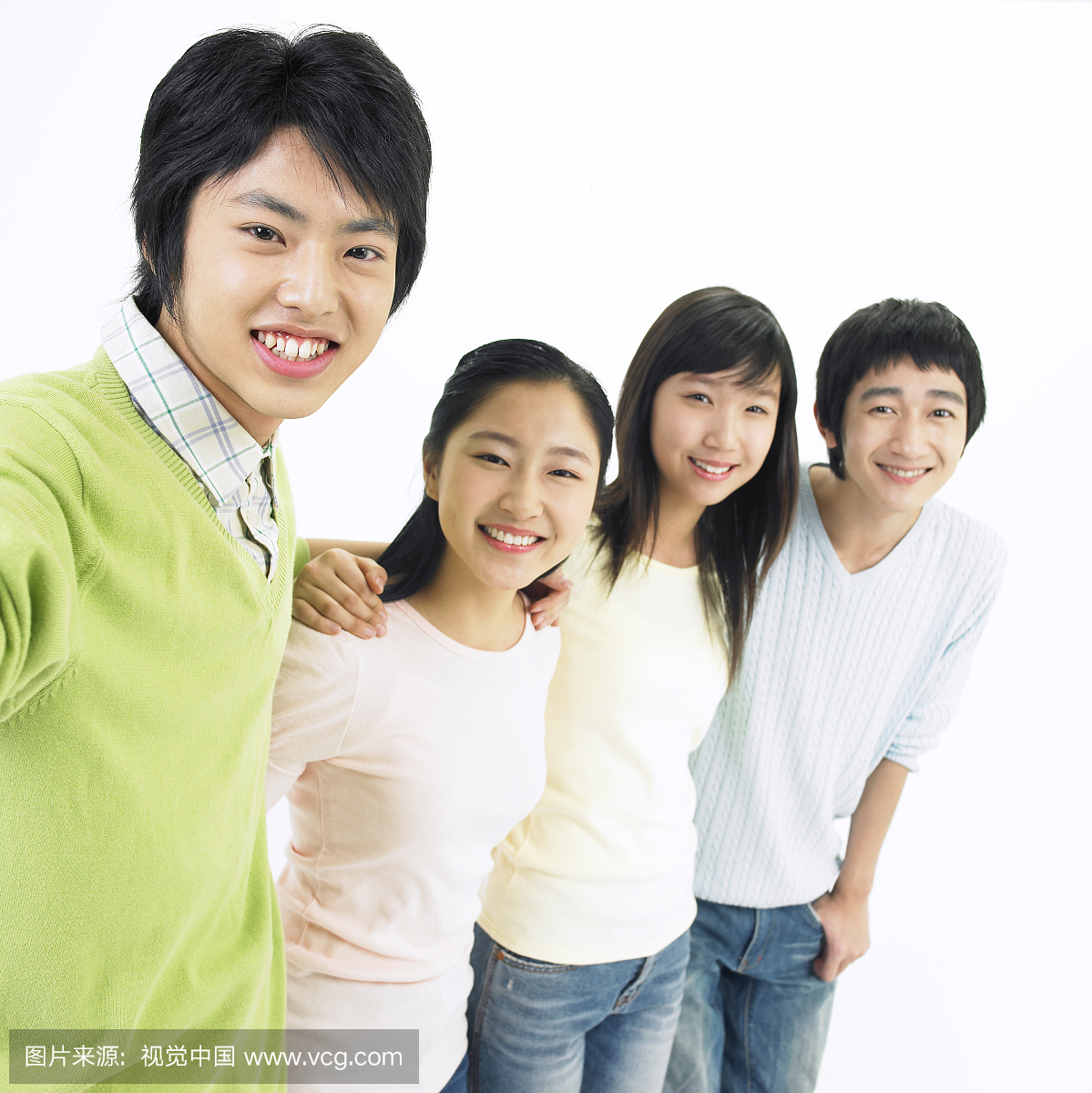 女孩和男孩把女生搂在彼此的肩膀上南昌铁路局手臂图片