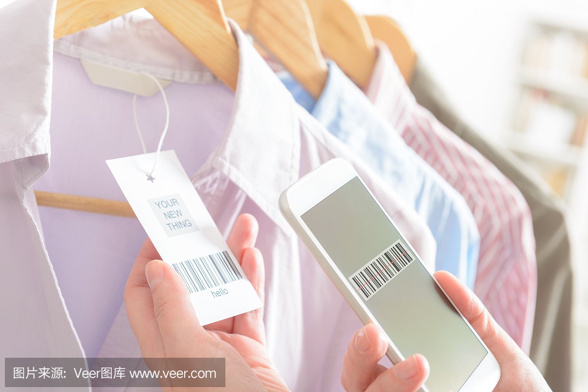 女人用手机扫描条码