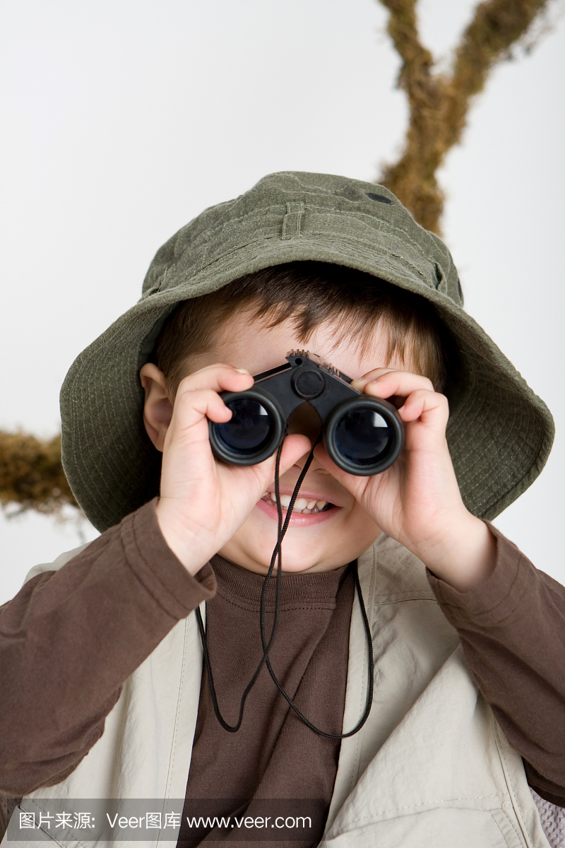 透过其它物体观看,用望远镜看,彻底审查,细看