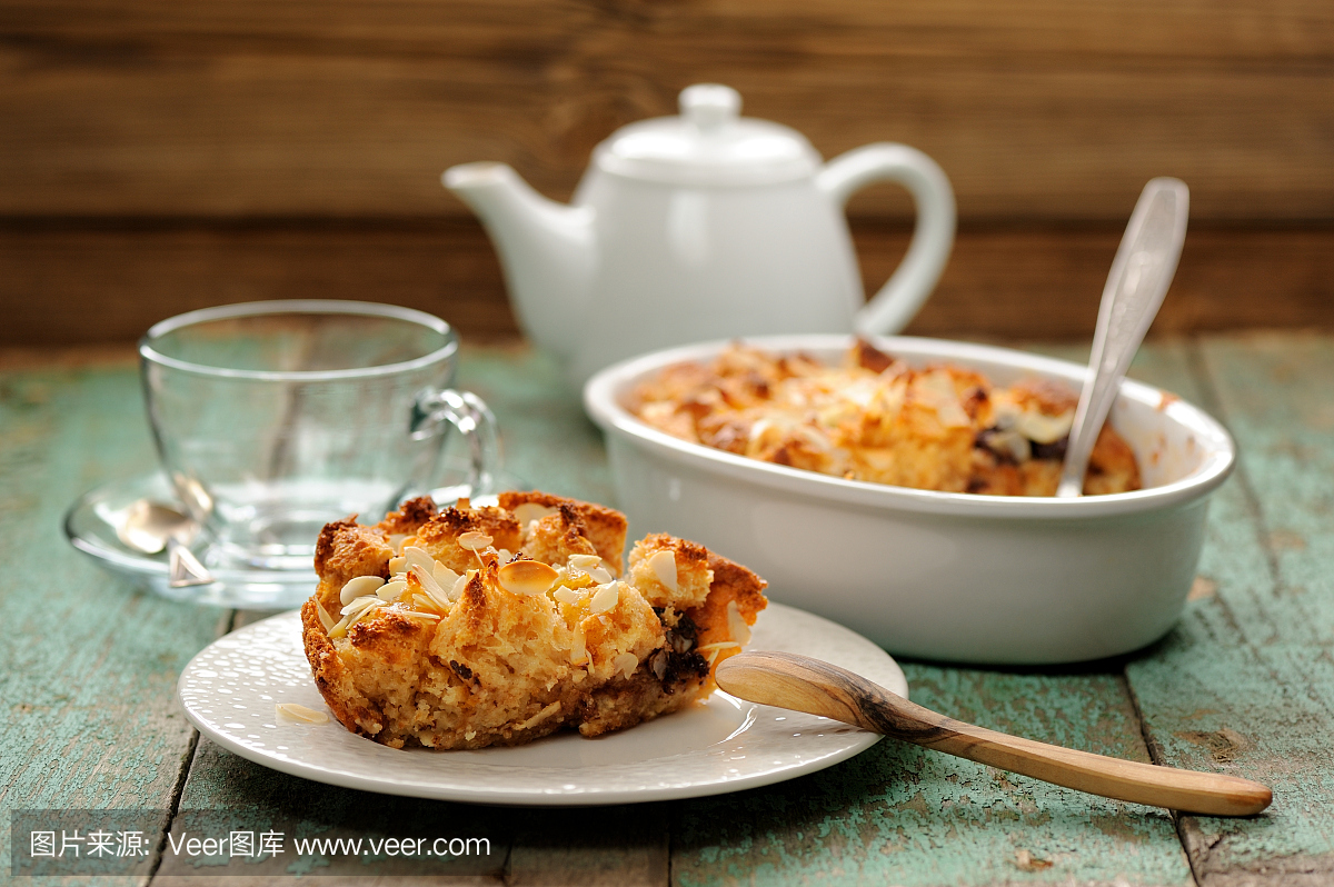Panettone布丁和空的茶杯在破旧的木制背景