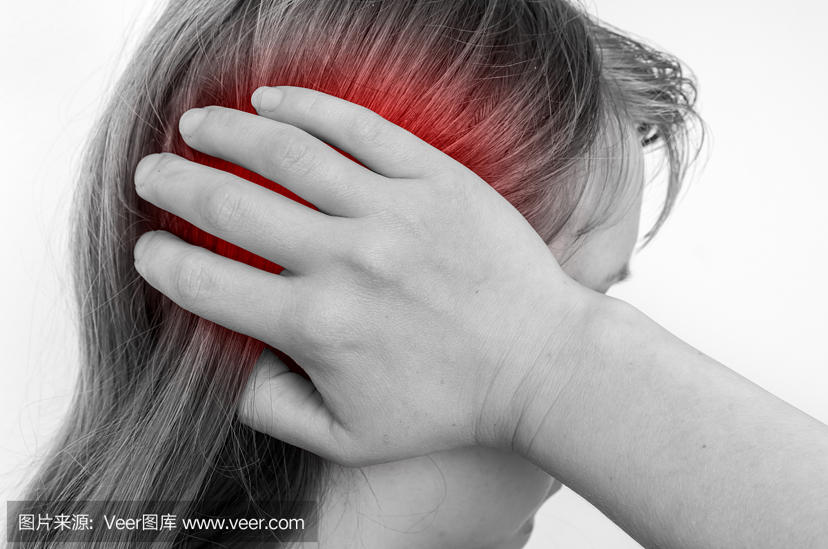 耳朵疼的女人抱着她疼痛的耳朵