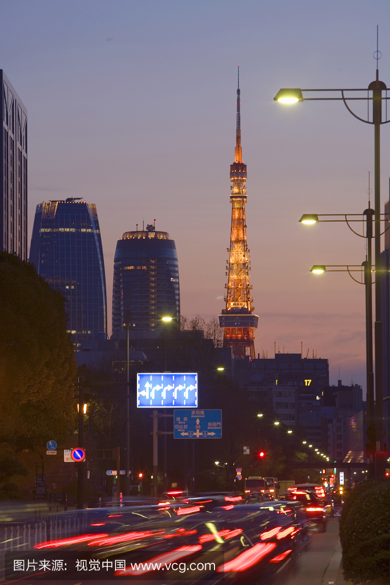 日本,东京,东京塔和街道交通,黄昏