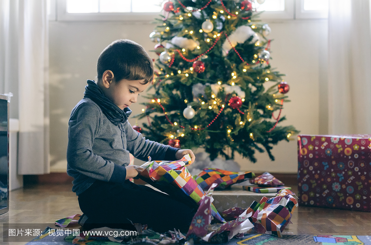 小男孩打开圣诞礼物