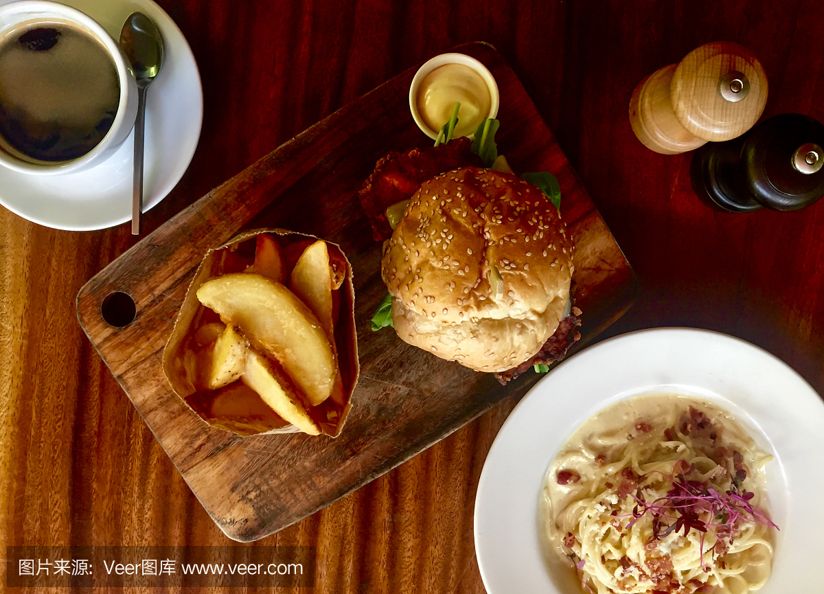 汉堡和意大利面条carbonara芯片和咖啡