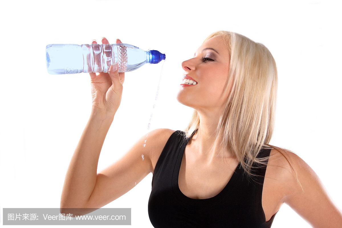 健身服的女人拿着水瓶