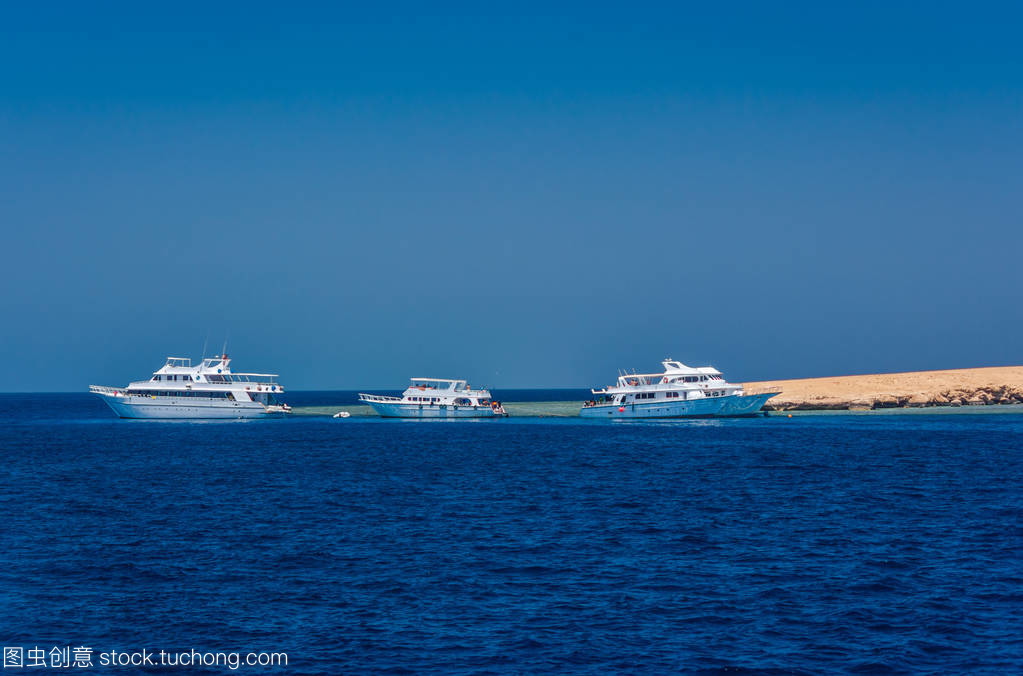Boat trip to the coral reefs of the Red Sea Boat trip to the coral reefs of the Red Sea