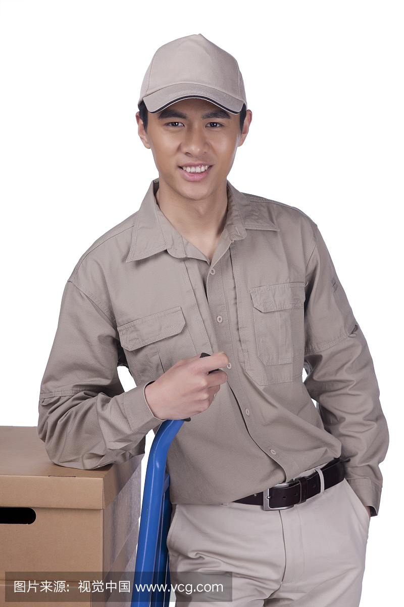 一个穿着工作服运货的青年快递员