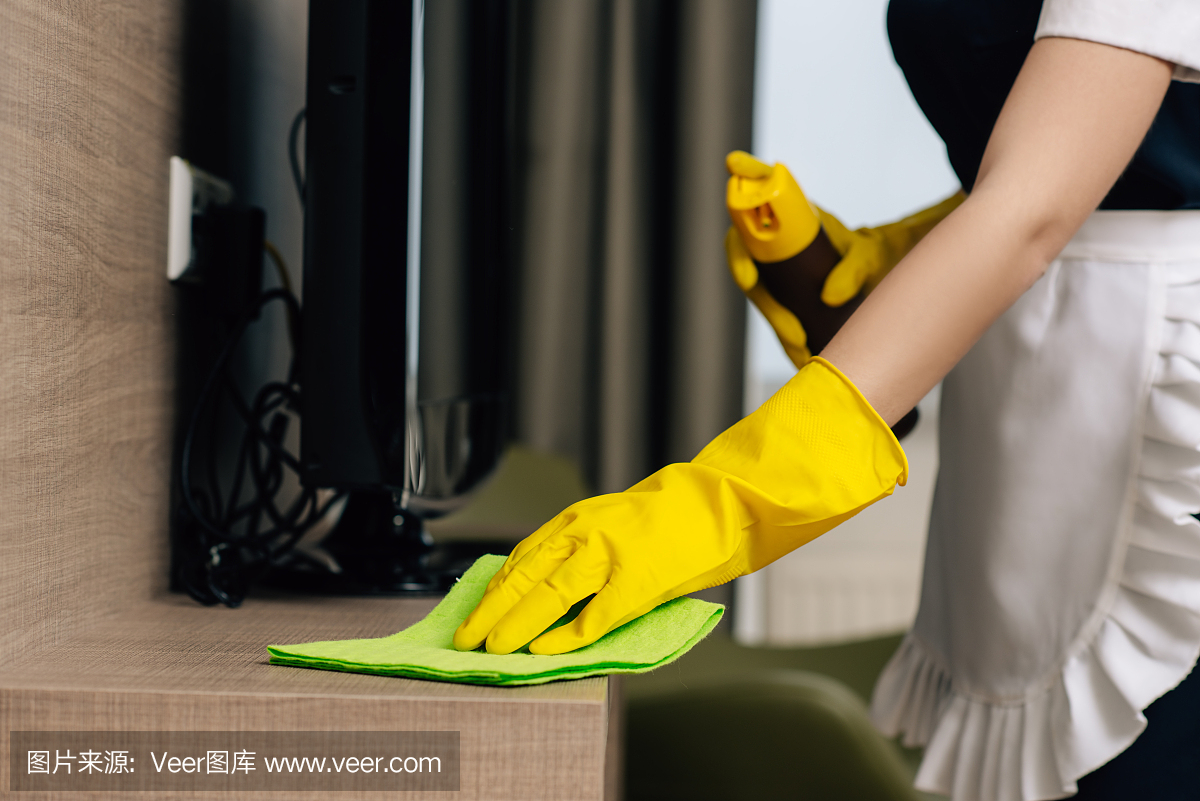 裁缝用抹布和气溶胶家具清洁剂擦拭抹架的佣人