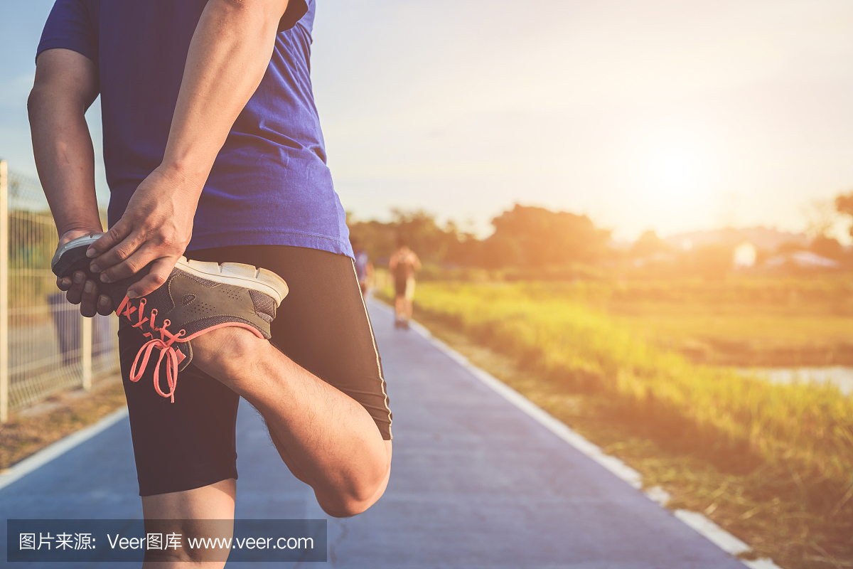 人锻炼和健康概念︰亚洲赛跑者在开始在公园的