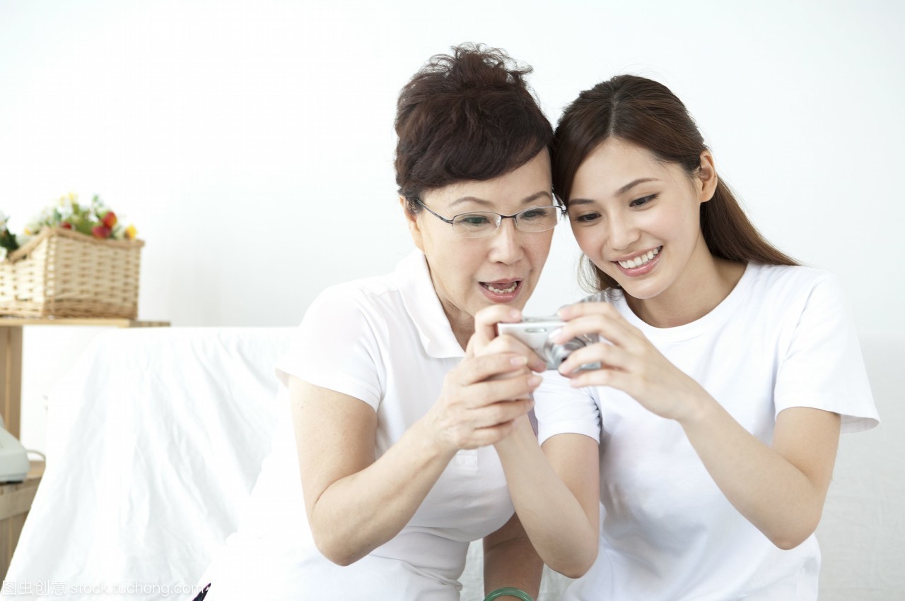 ting,two generation family,indoors,toothy smile, ting,two generation family,indoors,toothy smile,