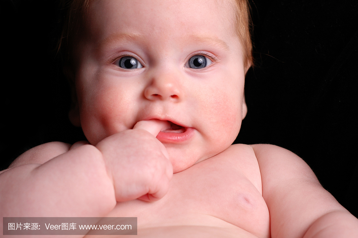 关闭可爱的婴儿牙齿手指的彩色图像