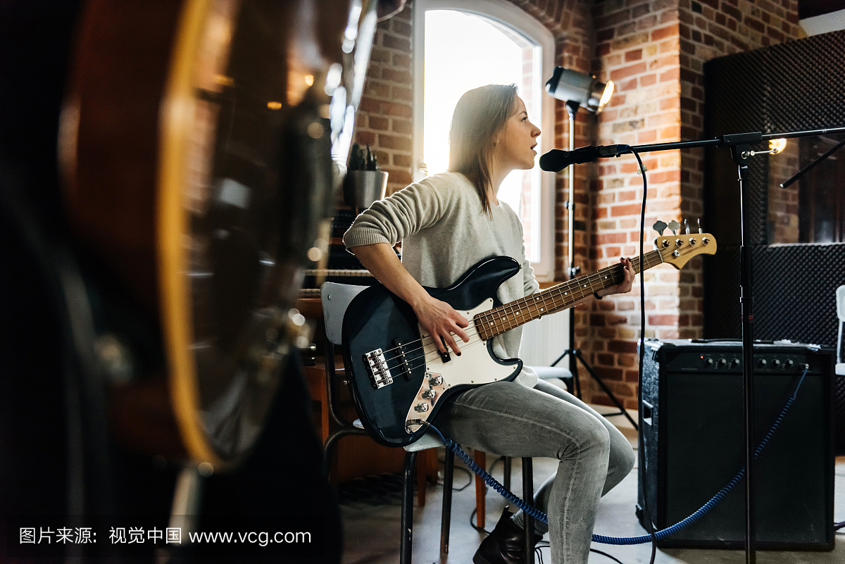 女歌手弹吉他并演奏一首歌曲