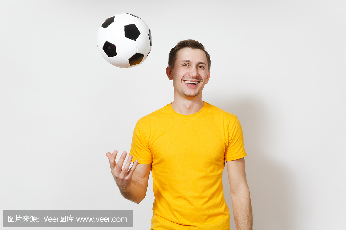 启发年轻快乐的欧洲人,球迷或黄色制服的球员