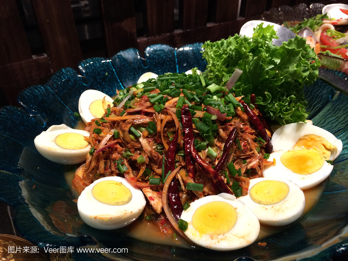 芒果沙拉辛辣和鸡蛋煮