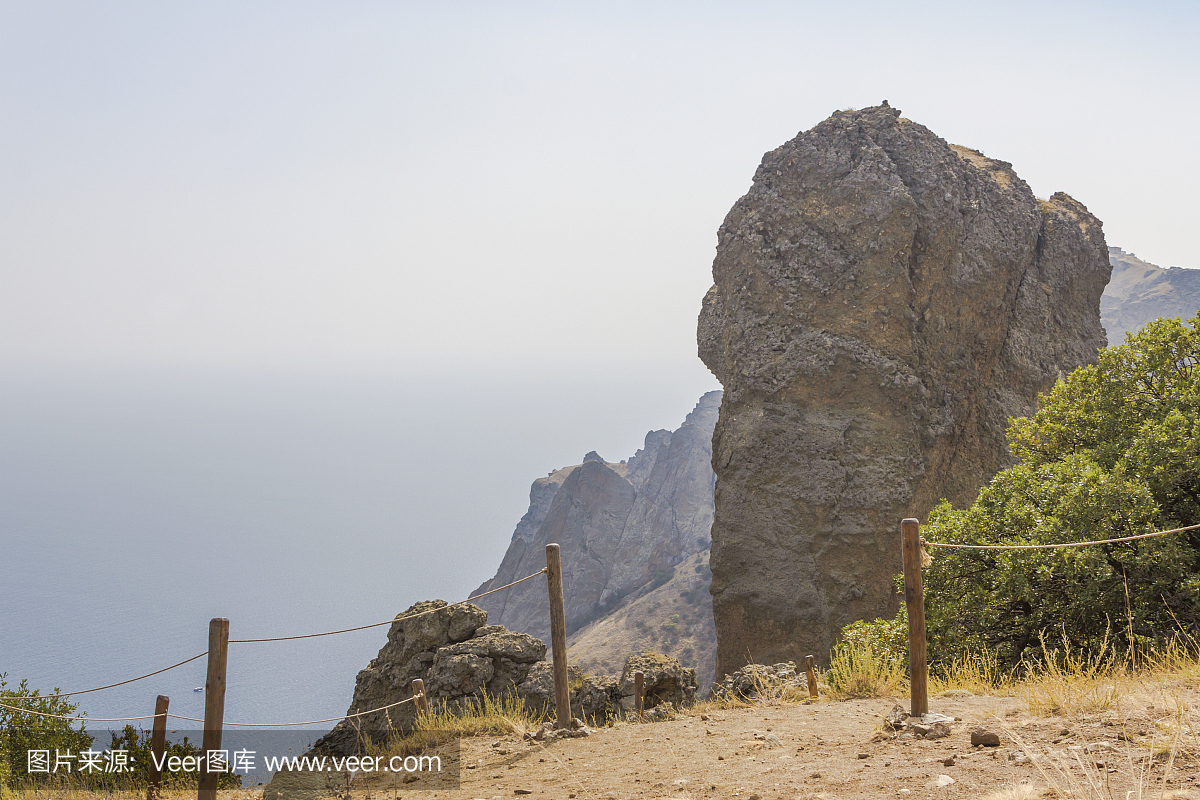 gure weathering.A massive rock at the lookout 