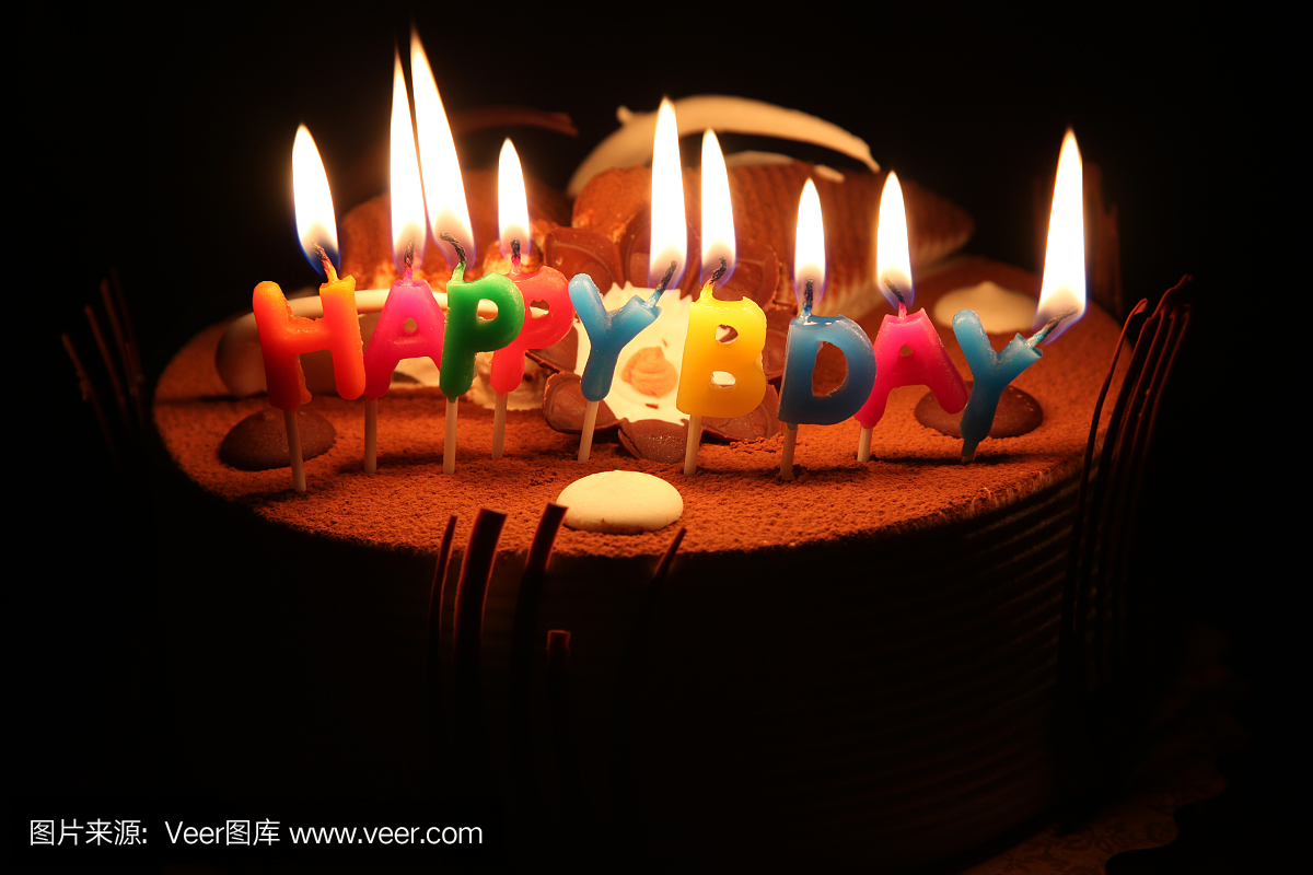 生日快乐蛋糕和蜡烛