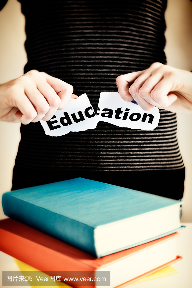 放学!女教师手由教科书撕下教育标志