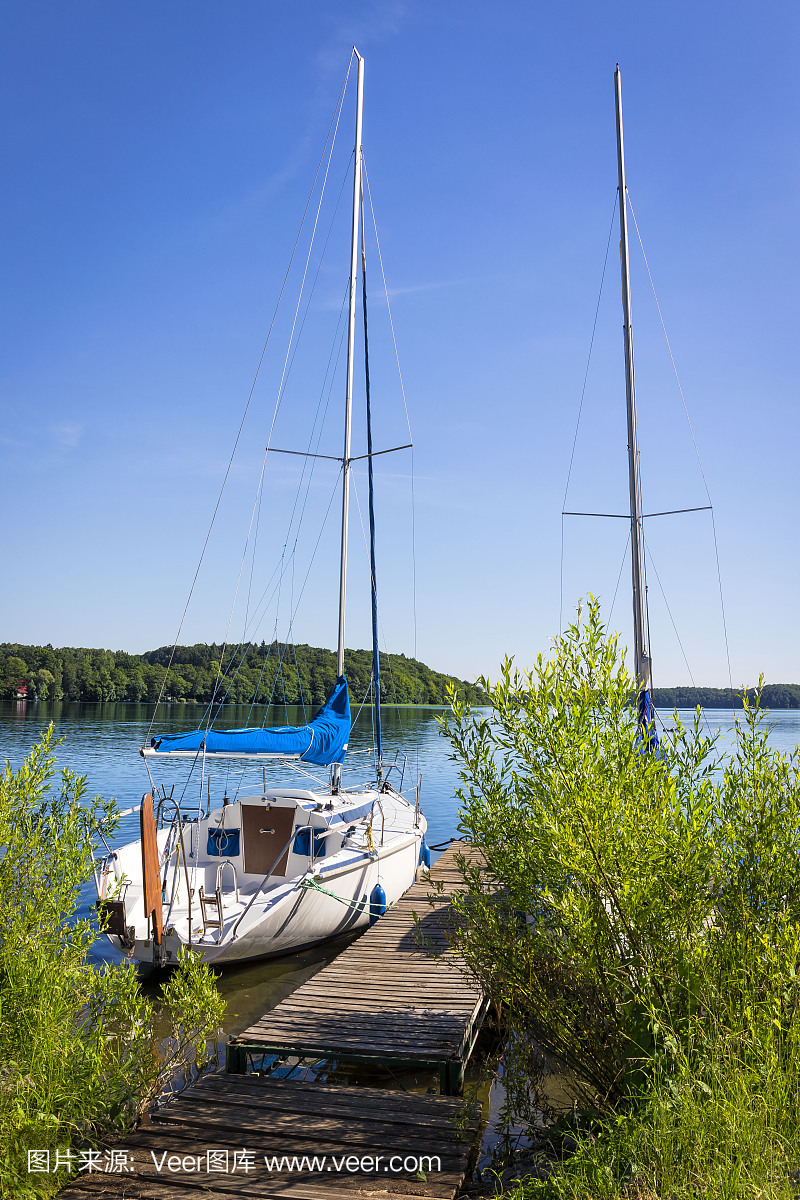 在波兰的假期 - 在Drawsko湖的帆船的夏天视图
