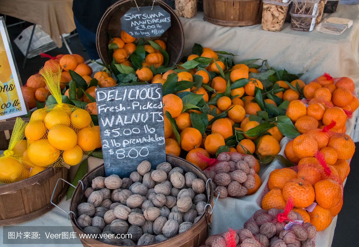 核桃和柑橘出售农民市场