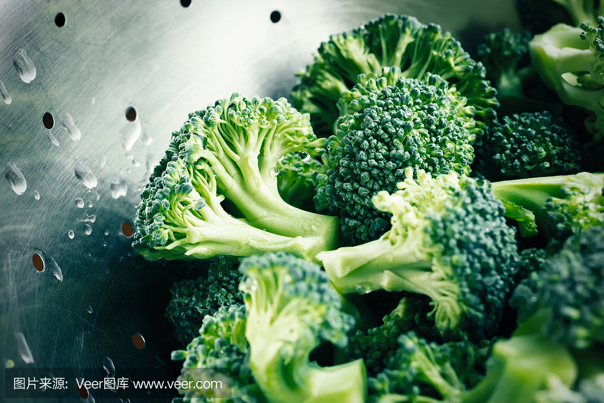 生的西兰花小花,在金属漏勺中湿润