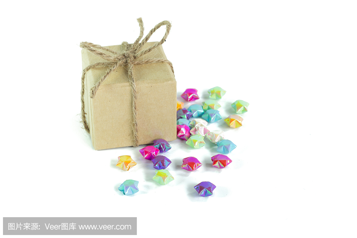 新年礼物盒和五彩缤纷的纸折星