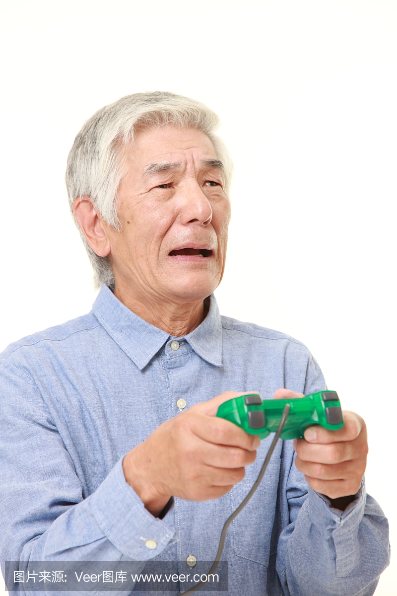 高级日本人失去玩视频游戏