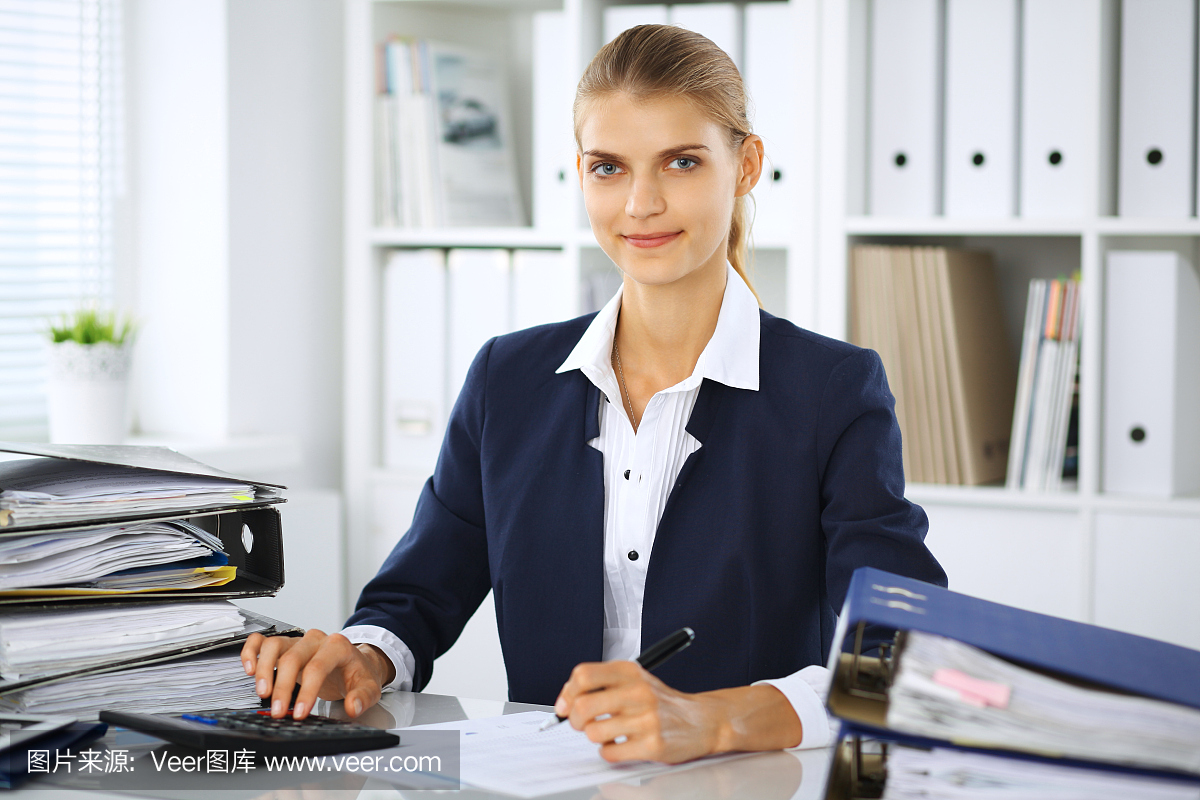 现代商业女性或自信的女会计师在办公室。在考