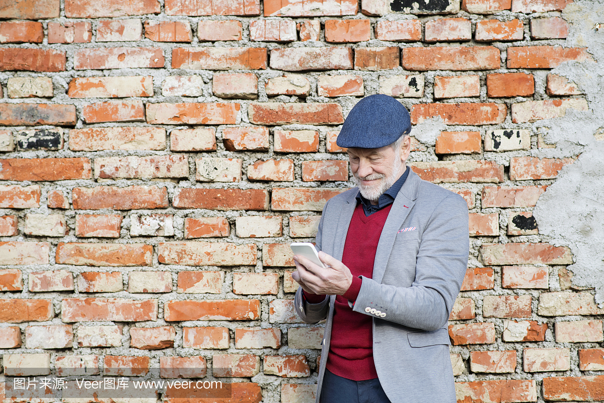 老人用智能手机反墙砖,发短信。