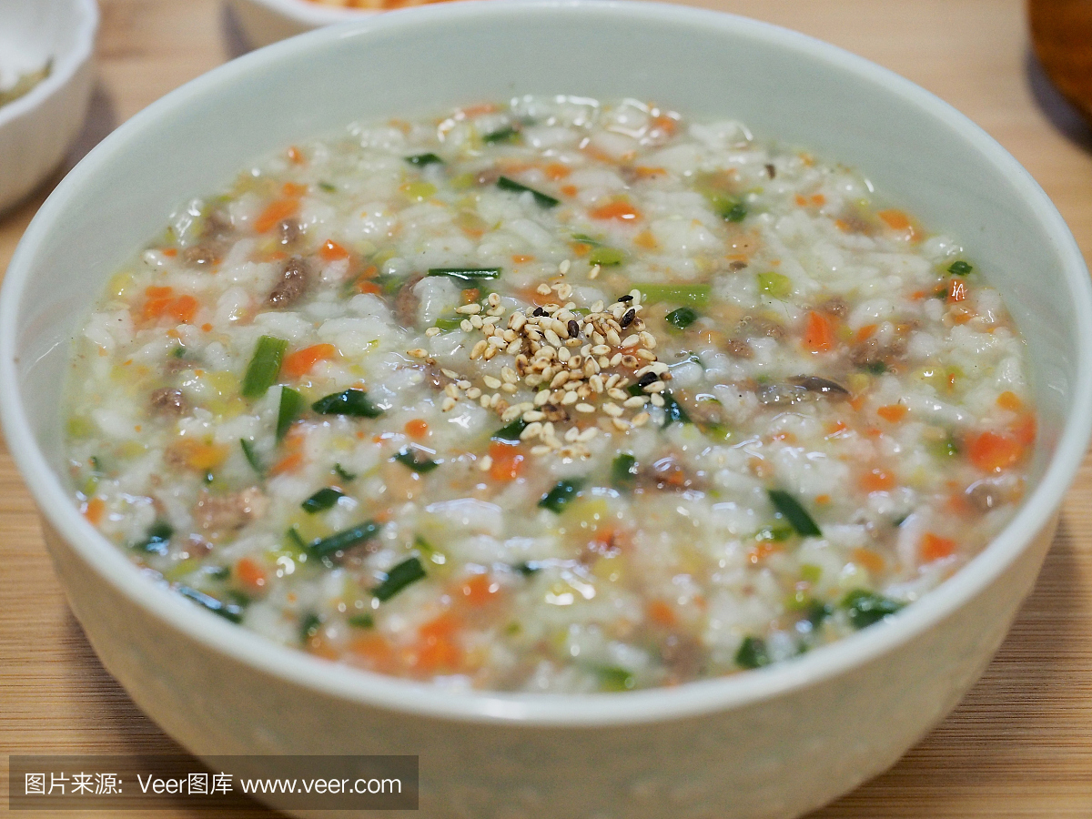 韩国食品牛肉和蔬菜大米粥