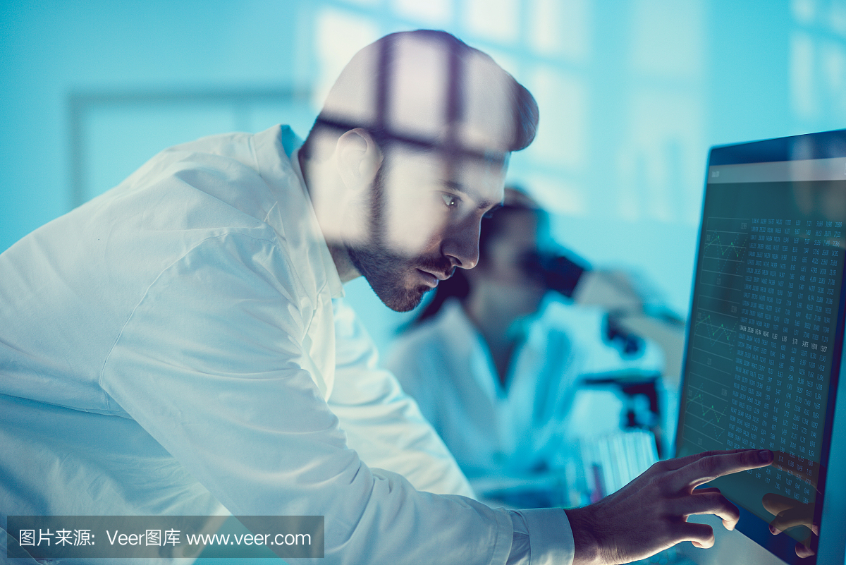 科学家通过触摸屏与电脑交互