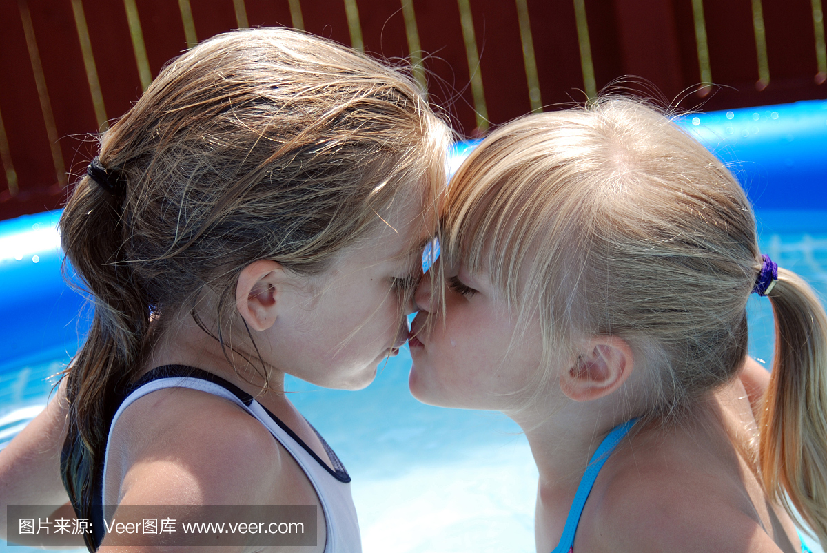亲吻姐妹在游泳池