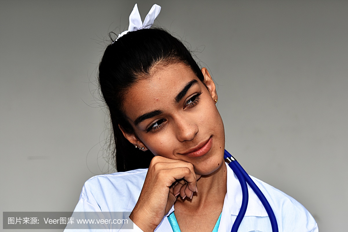 思考年轻的西班牙裔女医生