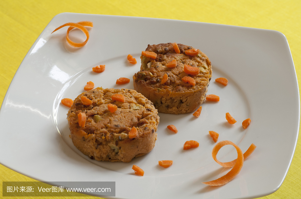 素食拼写和胡萝卜汉堡的特写镜头