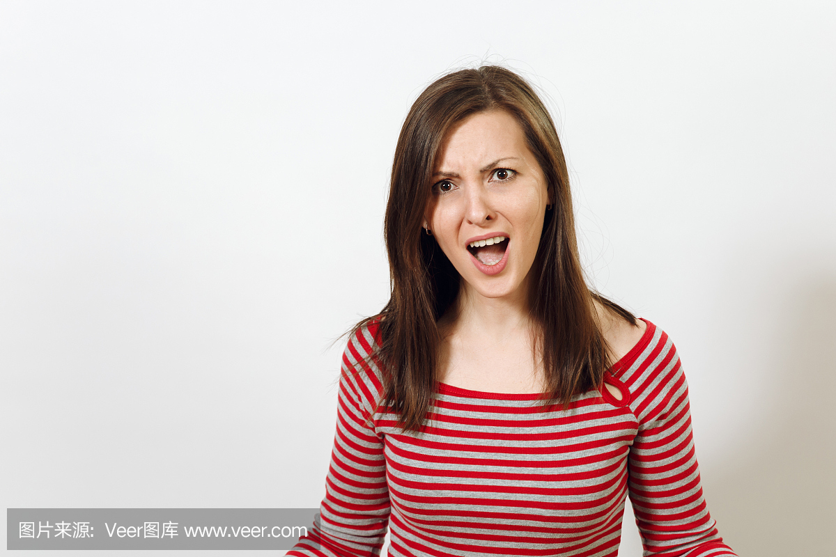 漂亮的欧洲年轻愤怒的棕发女人与健康清洁的皮