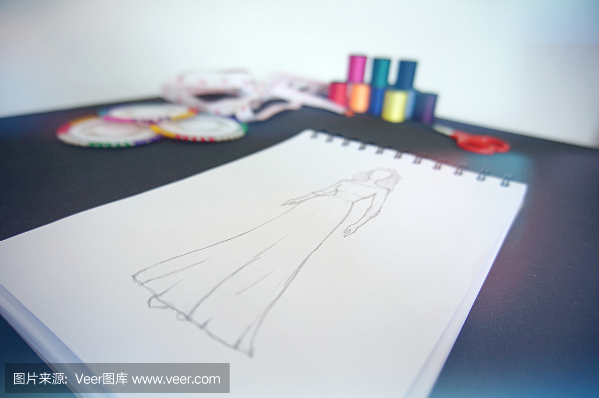时尚服装设计素描在工作室中的草图。创意设计