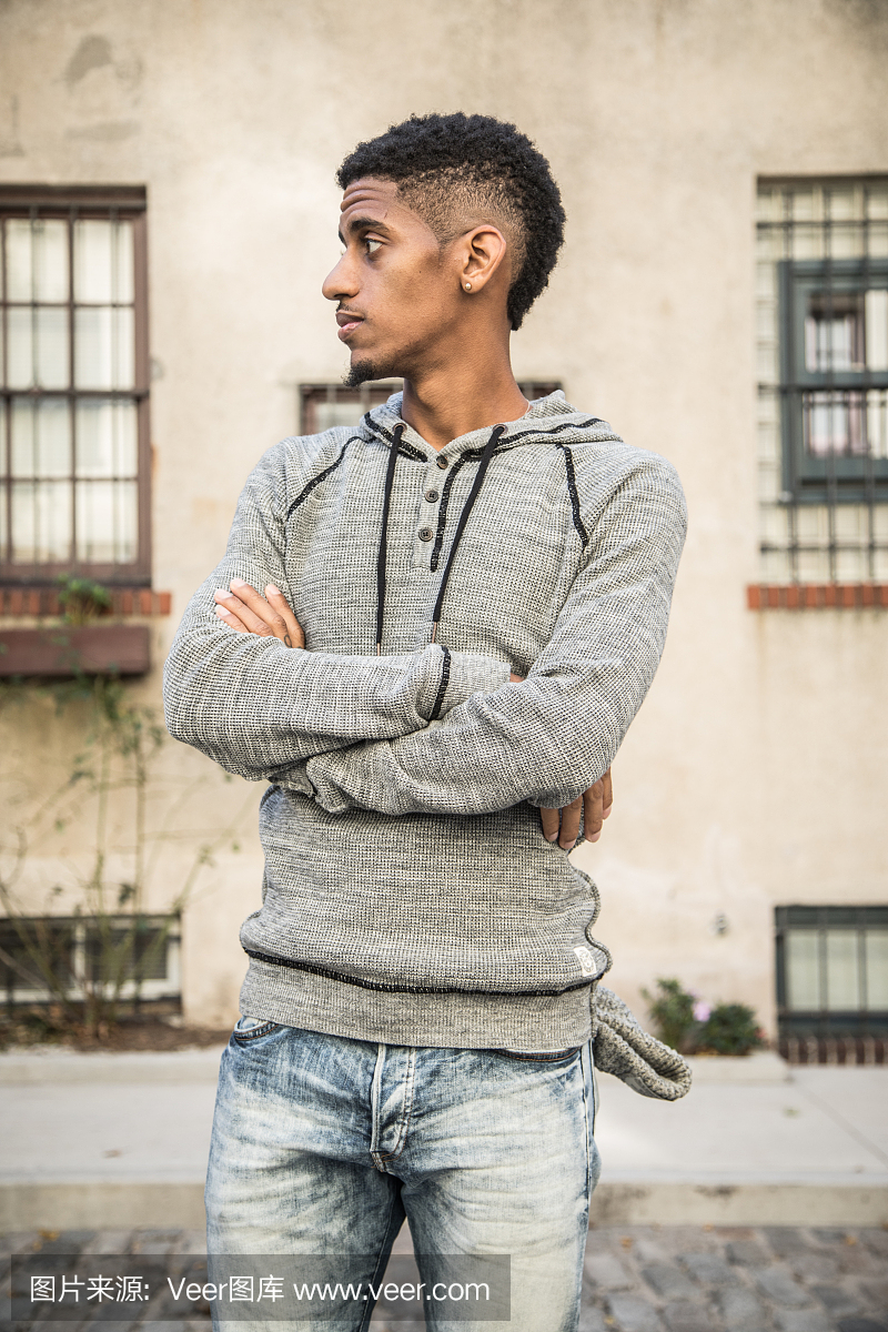 一个年轻的黑人男子在纽约市街头的坦率肖像