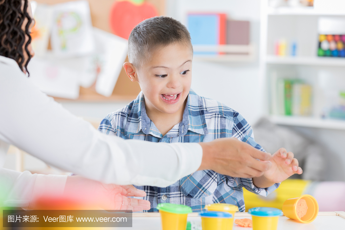 小男孩与老师玩橡皮泥