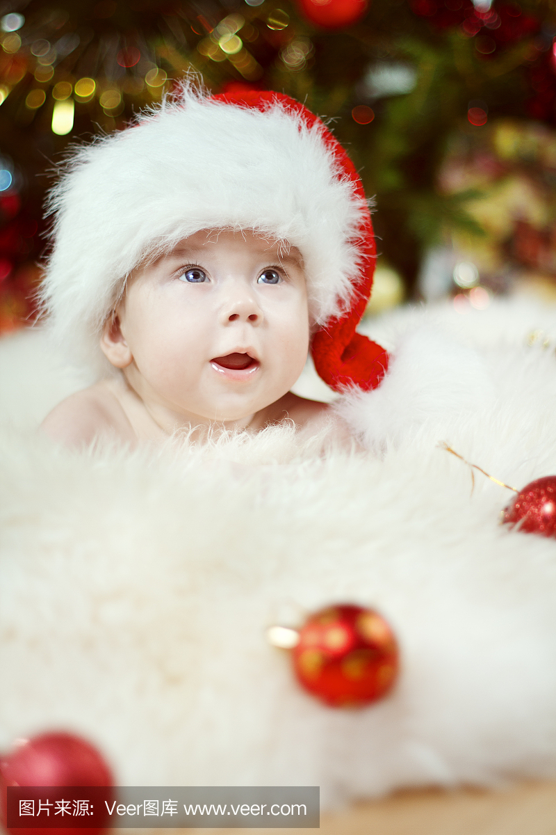 圣诞宝贝肖像,快乐的小小孩男孩,圣诞老人帽子
